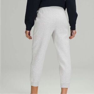 Lululemon Scuba High-Rise Cropped Jogger
Heathered Core Ultra Light Grey